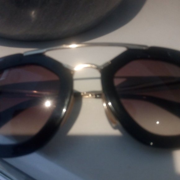 PRADA Luxury Black Sunglasses - Picture 3 of 7